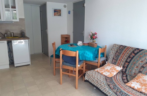 Saint-Cyprien Plage Villa | In residence with swimming pool, renovated house sleeps 5