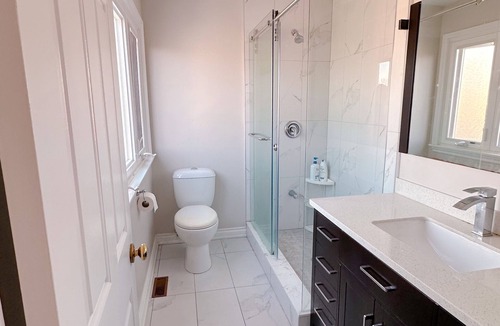 Unionville House | In-suit bedroom in Unionville-Queen bed