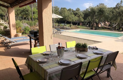 Flayosc Villa | In the heart of 4600m2 of oaks, quiet: swimming pool, tennis, pétanque, private