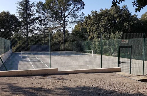 Flayosc Villa | In the heart of 4600m2 of oaks, quiet: swimming pool, tennis, pétanque, private