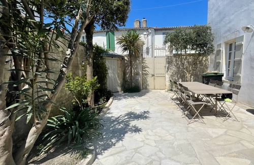 Ars-en-Re House | In the heart of Ars en Ré, 3 minutes by bike from the beach, magnificent family home!