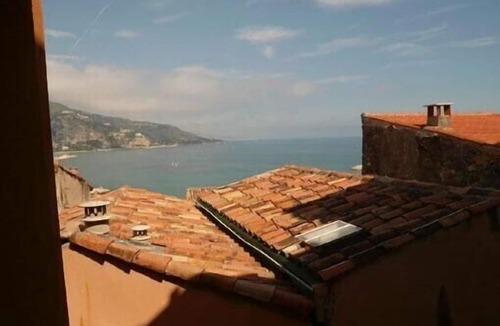 Old Town Apartment | In the heart of Menton, picturesque, air-conditioned 3-room apartment. Wifi.