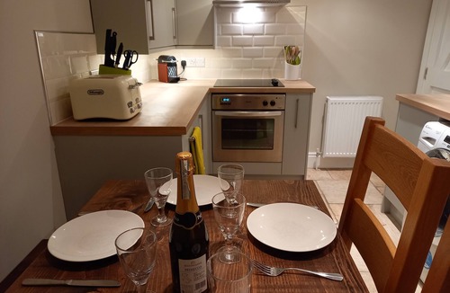 Shanklin Apartment | In the heart of the Old Village, 5 minutes to the beach. Sky TV.