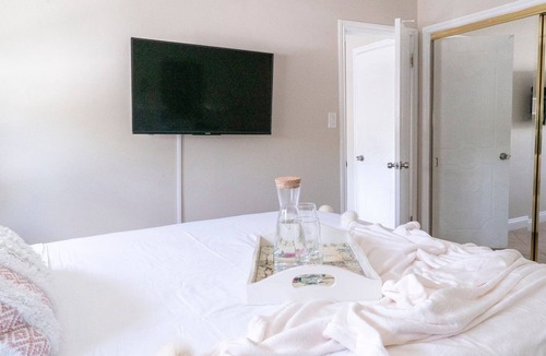Huntington Park Apartment | In the heart of Huntington Park the newly renovated 1BR condo is charming and quite
