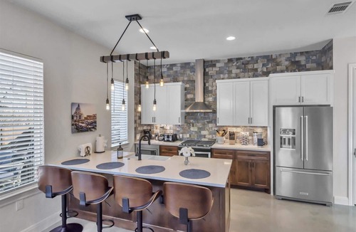 Blackshear-Prospect Hill Condo | In The Hot Middle of All The Action! BEDS FOR 9 HEADS! Awesome View!