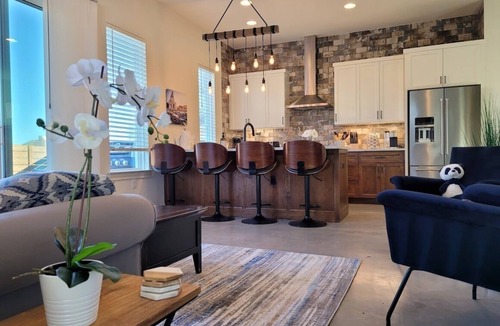 Blackshear-Prospect Hill Condo | In The Hot Middle of All The Action! BEDS FOR 9 HEADS! Awesome View!