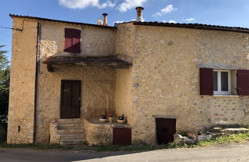 Mevouillon House | In the Lavender Country, in the Hamlet of Pelleret, 800 meters above sea level.