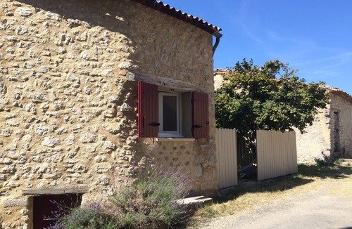 Mevouillon House | In the Lavender Country, in the Hamlet of Pelleret, 800 meters above sea level.