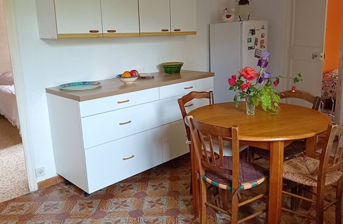 Nizas Apartment | In the shade of the accacia tree