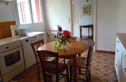 Nizas Apartment | In the shade of the accacia tree