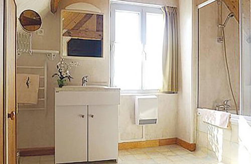 Inxent Apartment | In the Vallée de la Course valley, this vacation home is located on the owner's cattle farm.