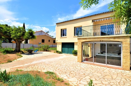 Saint-Laurent-La-Vernede House | In this beautiful cottage with jacuzzi you can enjoy a relaxing vacation.