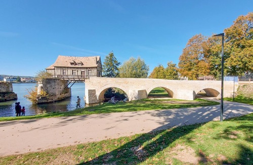 Saint-Martin-la-Garenne House | In this welcoming and spacious house you can spend a wonderful vacation close to nature.