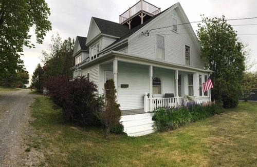 Lubec House | In-Town 5 bedroom Victorian with Heated Pool