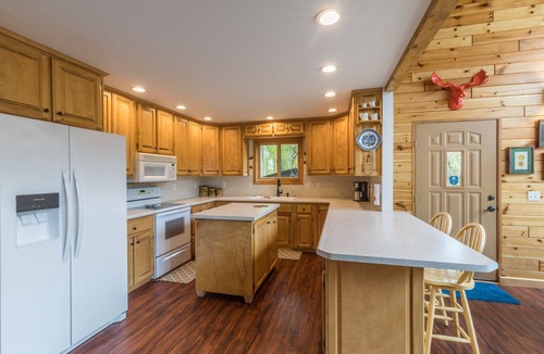 South Fork House | In-Town Hidden Gem | Riverfront Modern-Rustic Escape | Deck & Balcony
