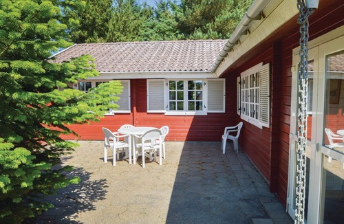 Brovst House | In Tranum you can hardly stay closer to the beach than in this pool house.