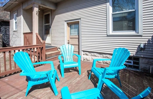 South Wedge House | In-Unit Laundry, Parking, 1GB WiFi, & Patio Deck