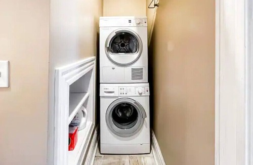 The Hill Apartment | In unit washer & dryer Disney+, Netflix & Hulu