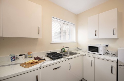 Aylesbury Apartment | Inaras place 2 bed deluxe with parking