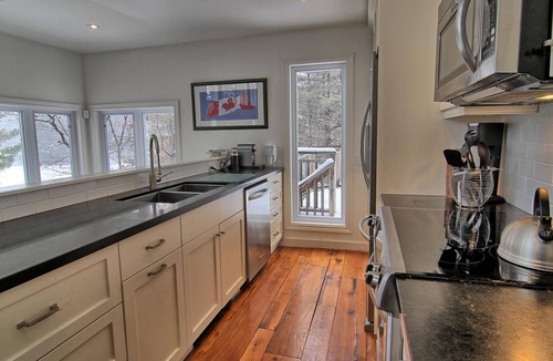 Dorset Cottage | Incl Water Trampoline, Overlooking Lake of Bays! All Day Sun! Hot Tub!