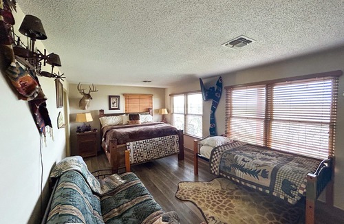 Morgan Cabin | Inclusive Texas Hunting Lodge on Secluded Exotic Ranch just South of Dallas