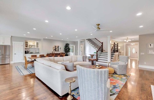 Seneca House | Incredible 10 BR home with pool