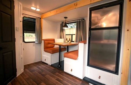 Tyendinaga Mohawk Territory House | Incredible Caravan with Fire Pit and Games in Solmesville, Ontario