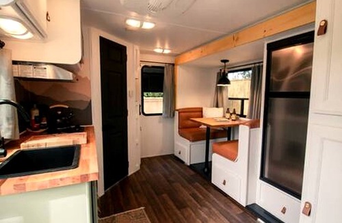 Tyendinaga Mohawk Territory House | Incredible Caravan with Fire Pit and Games in Solmesville, Ontario
