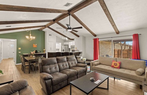 Wetmore House | Incredible Location | King Bed | Sleeps 14