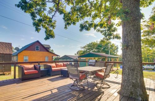Vian House | Incredible Log Home: 1 Mile from Lake Tenkiller