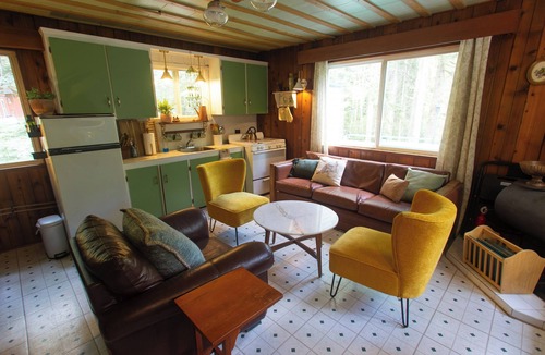 Marblemount Cabin | Incredible mountain views, off grid cottage sleeps 4