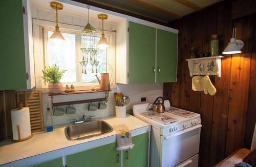 Marblemount Cabin | Incredible mountain views, off grid cottage sleeps 4