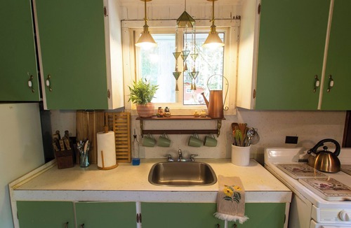 Marblemount Cabin | Incredible mountain views, off grid cottage sleeps 4