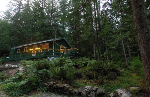 Marblemount Cabin | Incredible mountain views, off grid cottage sleeps 4