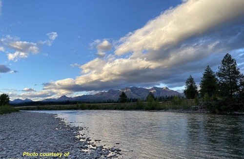 Polebridge Cabin | Incredible Mountain Views just Steps to the Flathead River