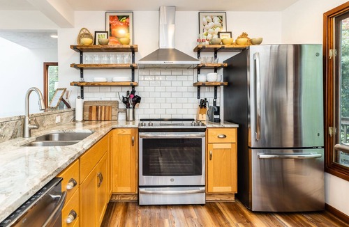 Pedlars Edge House | Incredible Mountain Views - Modern Four Bedroom Home - Five Minute Walk to Slope