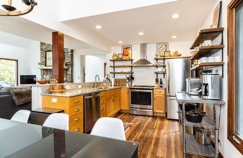 Pedlars Edge House | Incredible Mountain Views - Modern Four Bedroom Home - Five Minute Walk to Slope