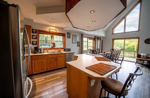 Livingston Manor House | Incredible New York Cabin with a Spa and Movie Theater