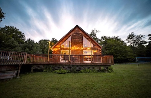 Livingston Manor House | Incredible New York Cabin with a Spa and Movie Theater