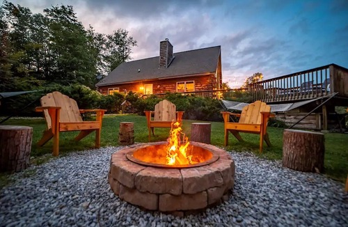 Livingston Manor House | Incredible New York Cabin with a Spa and Movie Theater