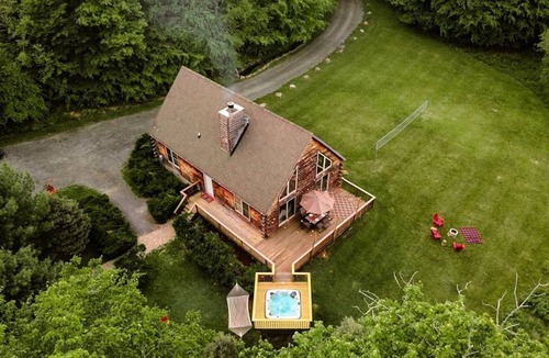 Livingston Manor House | Incredible New York Cabin with a Spa and Movie Theater