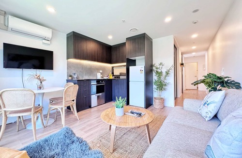 Newton Apartment | Incredible Park & SkyTower View Free Parking & AC