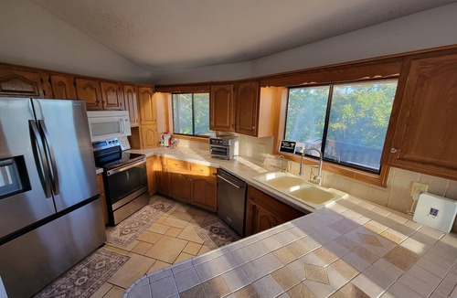 Saddlebrooke House | Incredible Private & Secluded 3-bedroom house in Ozark 40 mins to Branson & SPGF