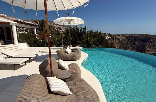 Cumbre del Sol Villa | Incredible seafront 4-bedroom luxury villa with infinity pool in Cumbre del Sol.