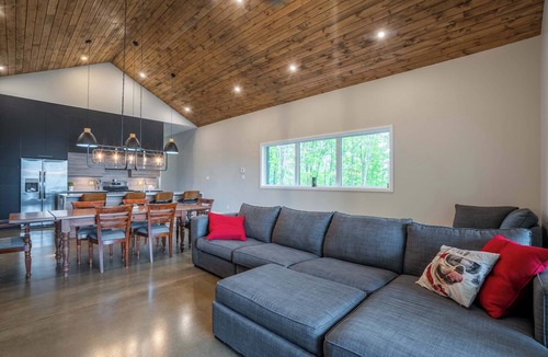 Cheneville Ski Chalet | Incredible view | Pool table | Horizon sur le lac