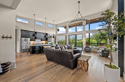 Chalet Village Cabin | Incredible Views-Pool-Elevator!