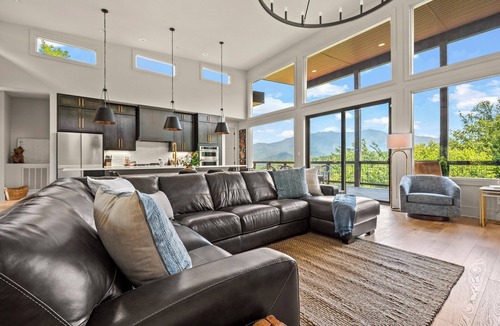 Chalet Village Cabin | Incredible Views-Pool-Elevator!