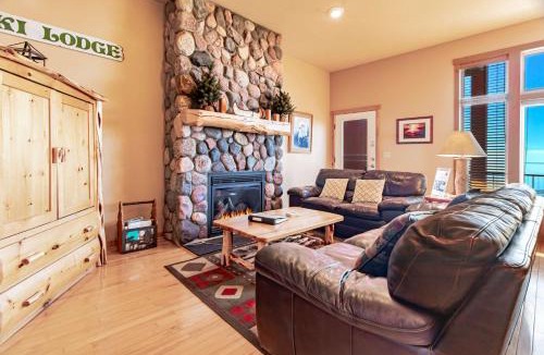 Tofte House | Incredible Views w Garage on Lake and bike trail