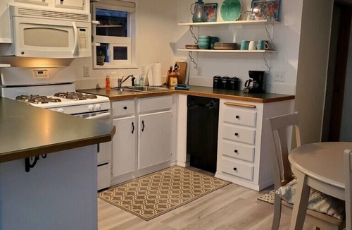 Smith River Cottage | Incredible White Water view! Gorgeous sunsets! Jacuzzi on deck/2 Flat screen TVs