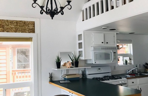 Smith River Cottage | Incredible White Water view! Gorgeous sunsets! Jacuzzi on deck/2 Flat screen TVs